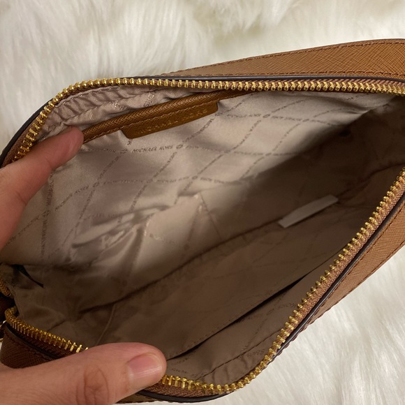 BROWN LARGE JET SET TRAVEL CROSSBODY - Picture 5 of 6